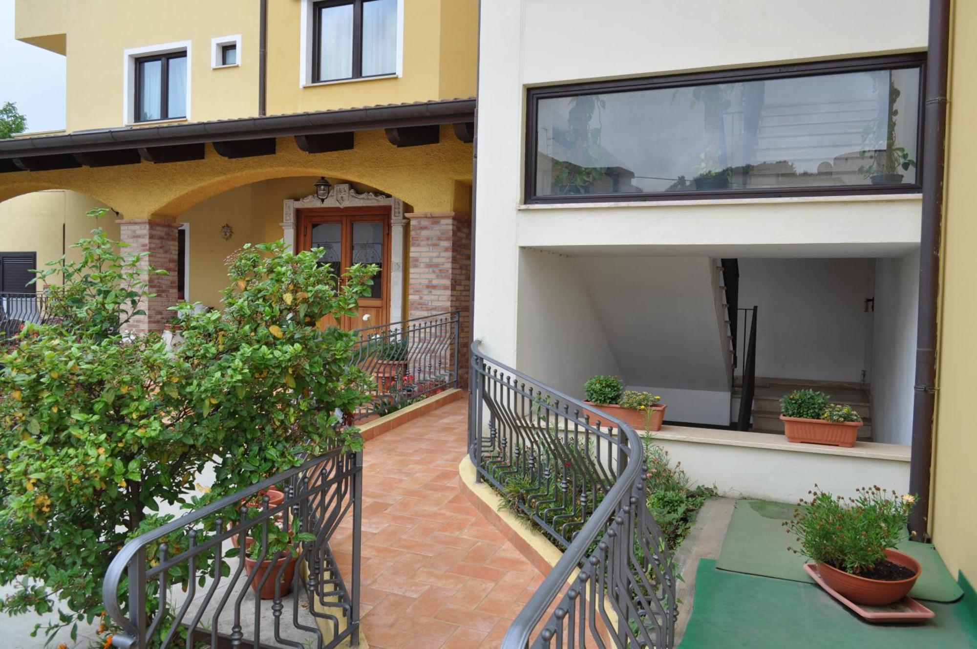Hotel Duca Di Calabria Серра-Сан-Бруно Экстерьер фото