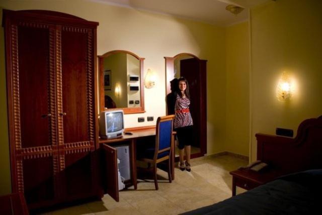 Hotel Duca Di Calabria Серра-Сан-Бруно Экстерьер фото