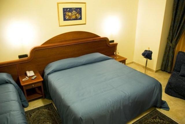 Hotel Duca Di Calabria Серра-Сан-Бруно Экстерьер фото