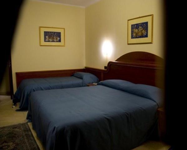 Hotel Duca Di Calabria Серра-Сан-Бруно Экстерьер фото