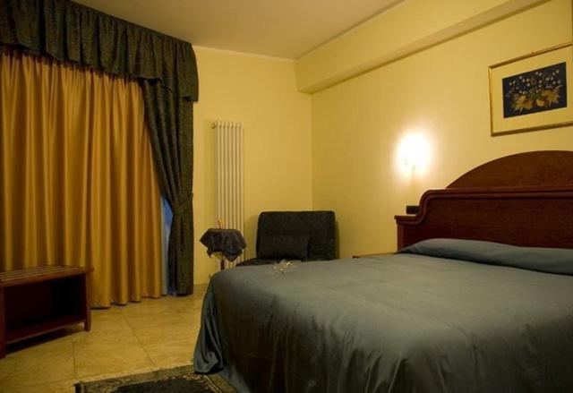 Hotel Duca Di Calabria Серра-Сан-Бруно Экстерьер фото