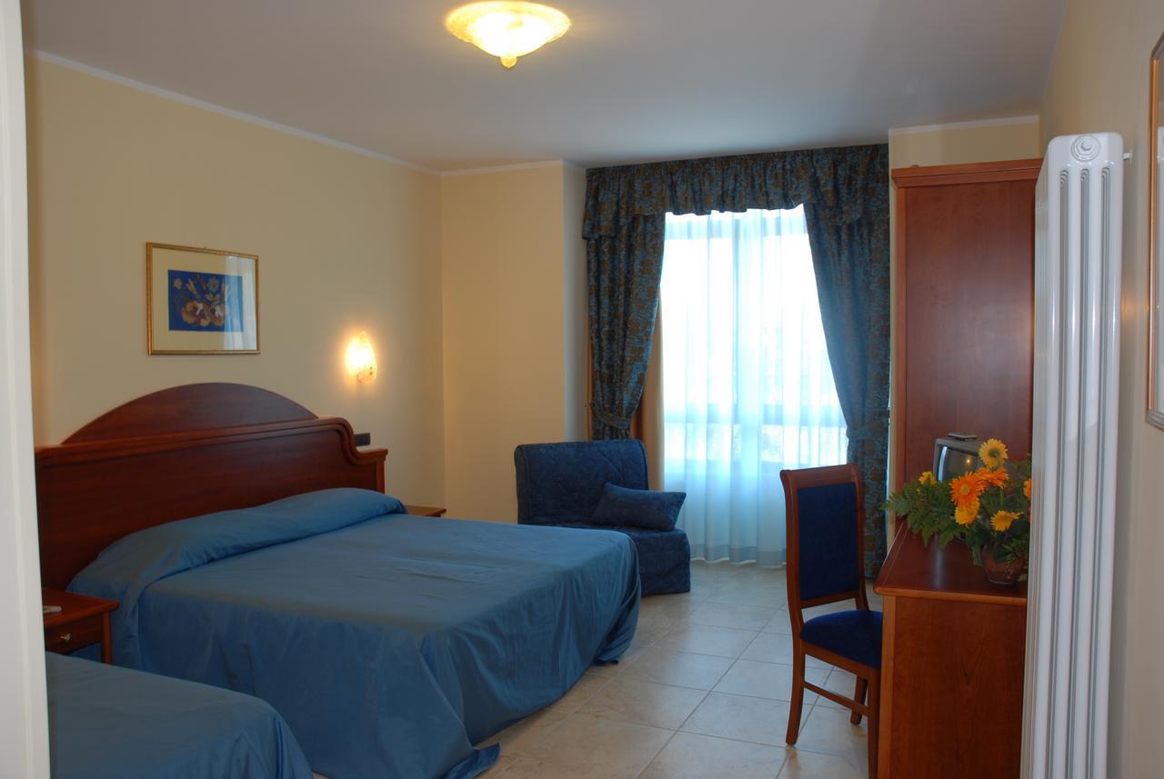 Hotel Duca Di Calabria Серра-Сан-Бруно Экстерьер фото