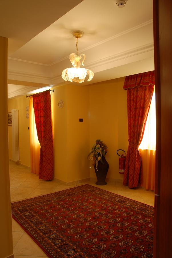 Hotel Duca Di Calabria Серра-Сан-Бруно Экстерьер фото