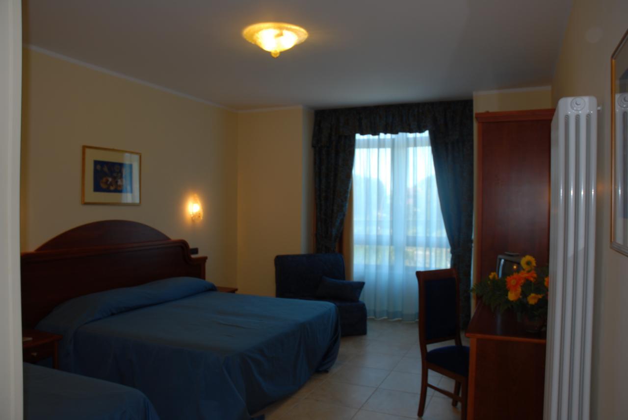 Hotel Duca Di Calabria Серра-Сан-Бруно Экстерьер фото