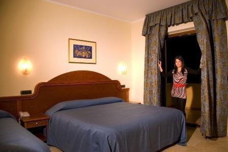 Hotel Duca Di Calabria Серра-Сан-Бруно Номер фото